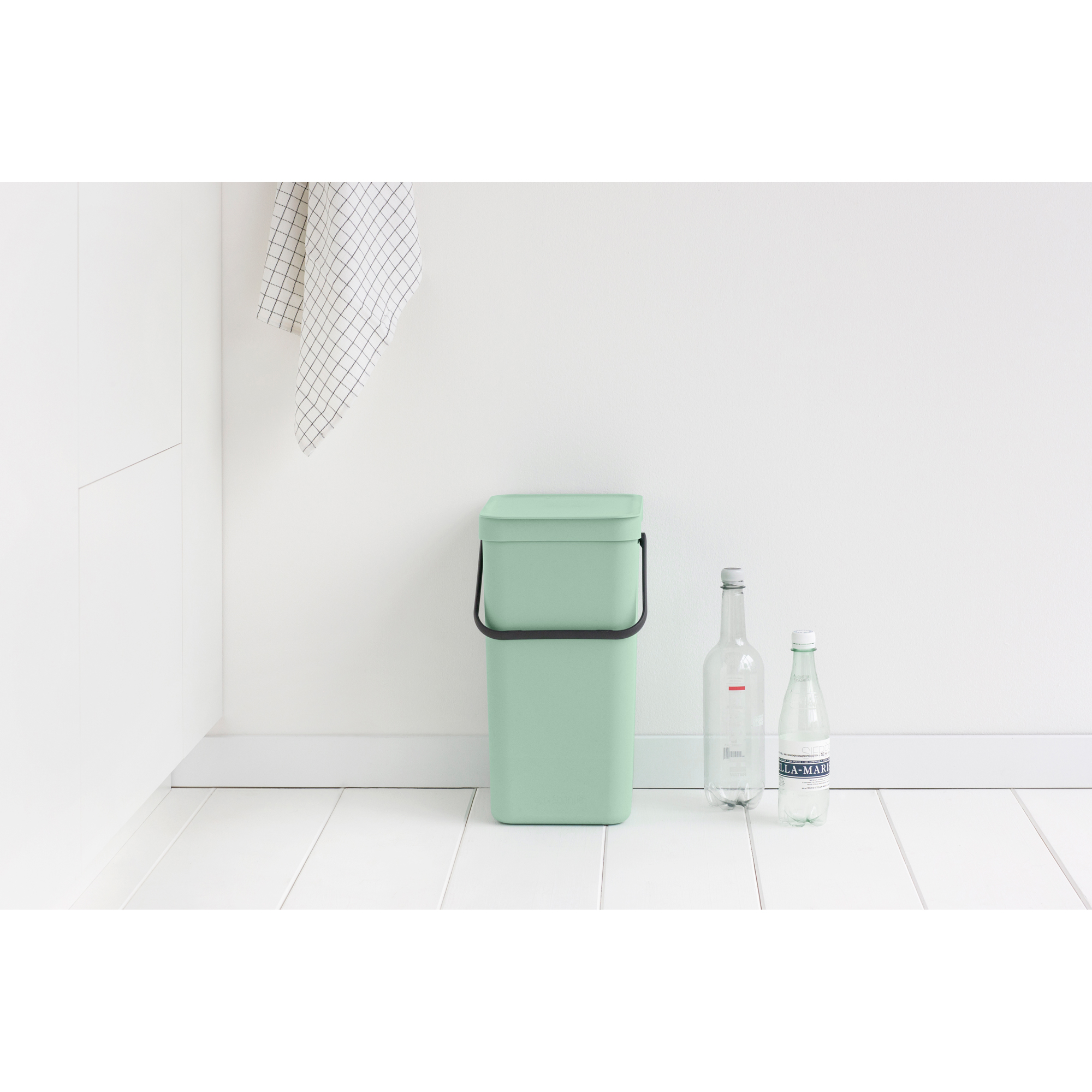 https://admins.leno.lv/storage/media/16747/Sort-&-Go-Waste-Bin,-16L---Jade-Green---8710755211867-Brabantia_300dpi_2000x2000px_9_NR-25771.JPG