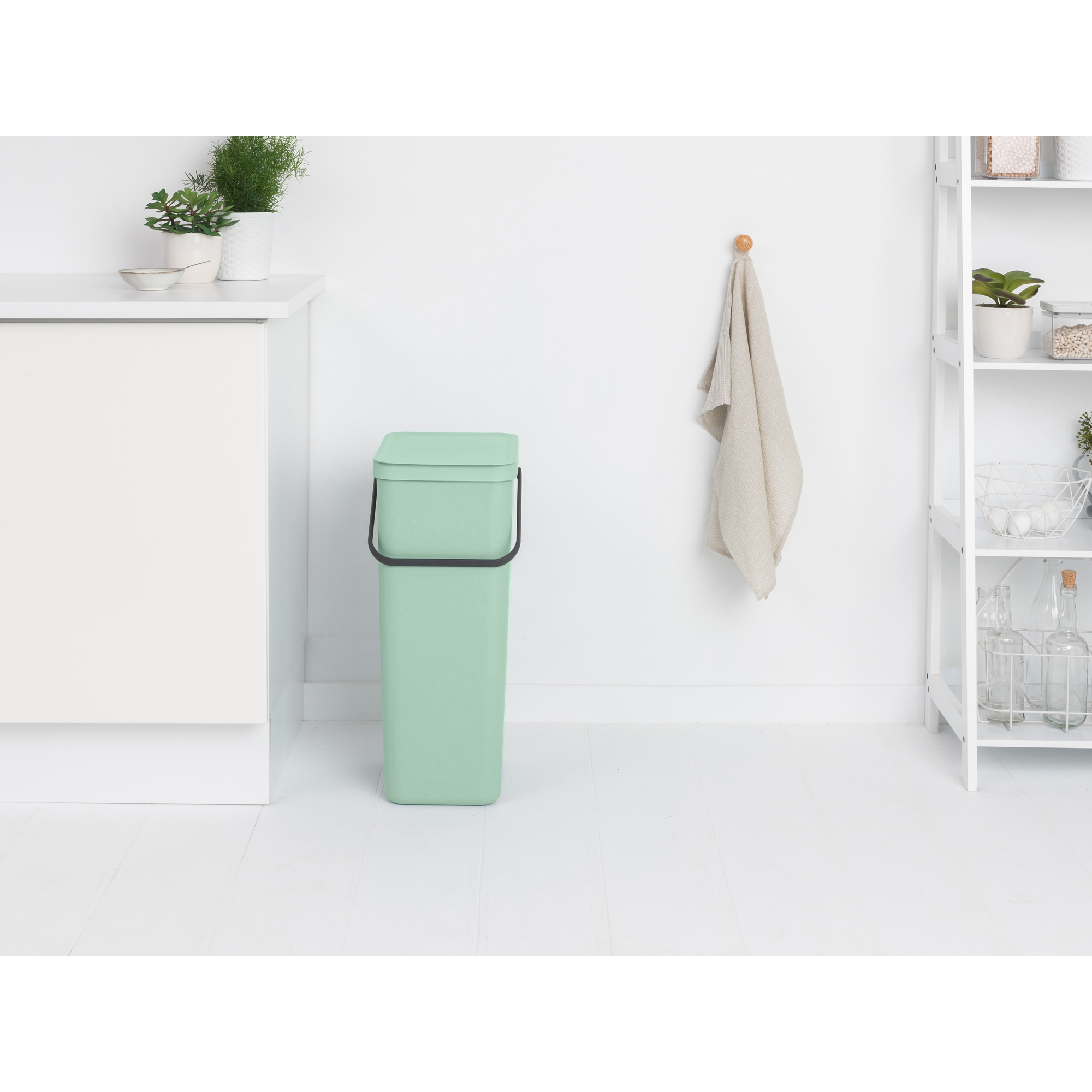 https://admins.leno.lv/storage/media/16754/Sort-&-Go-Recycle-Bin,-40L---Jade-Green---8710755212826-Brabantia_300dpi_2000x2000px_9_NR-25780.JPG