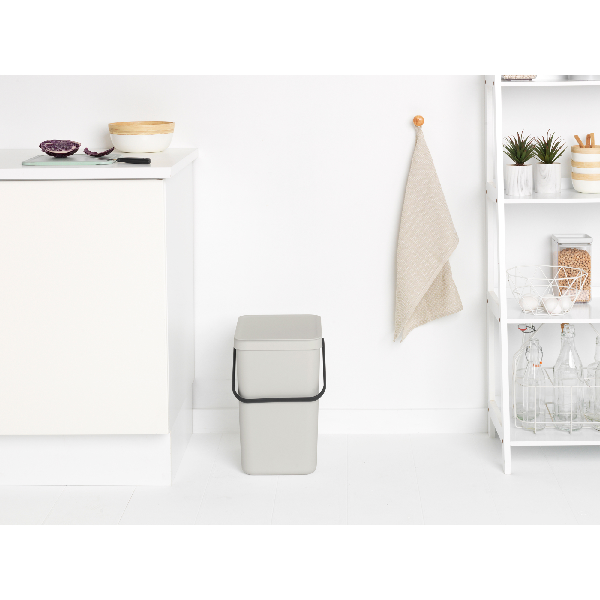 https://admins.leno.lv/storage/media/16763/Sort-&-Go-Waste-Bin,-25L---Light-Grey---8710755214400-Brabantia_300dpi_2000x2000px_9_NR-25828.JPG