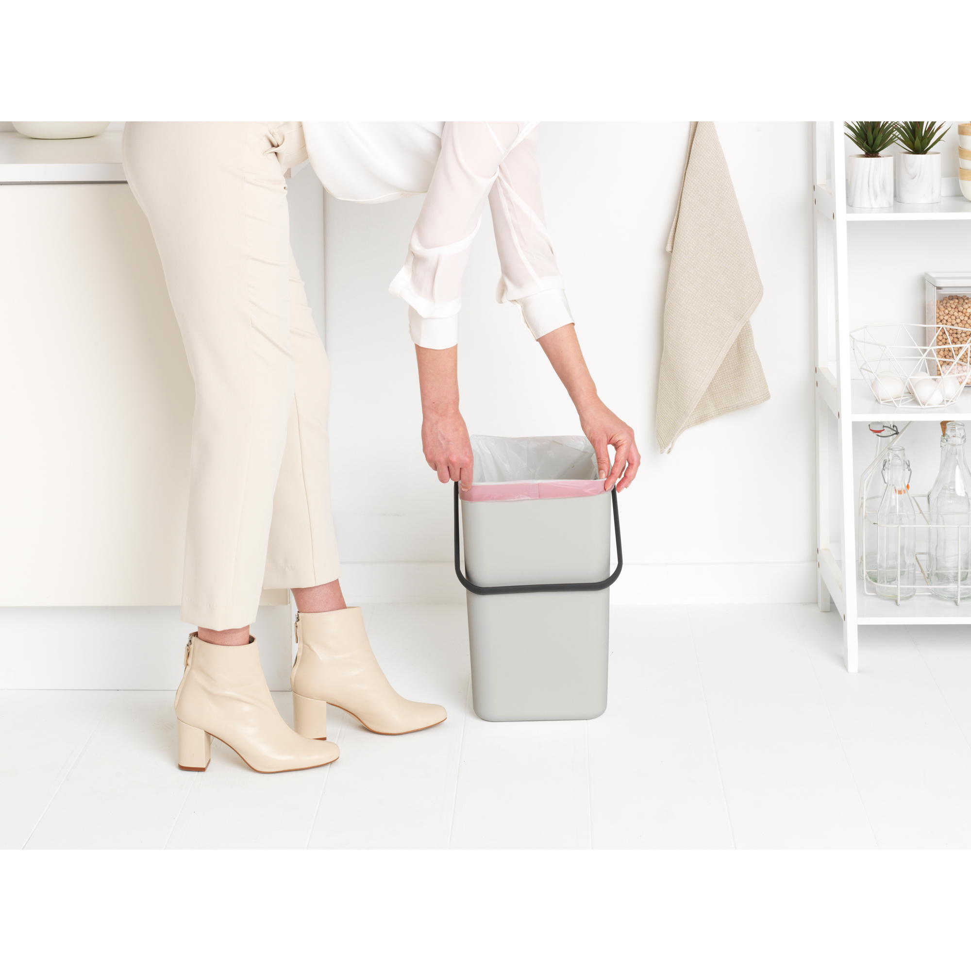 https://admins.leno.lv/storage/media/16764/Sort-&-Go-Waste-Bin,-25L---Light-Grey---8710755214400-Brabantia_300dpi_2000x2000px_9_NR-25829.JPG