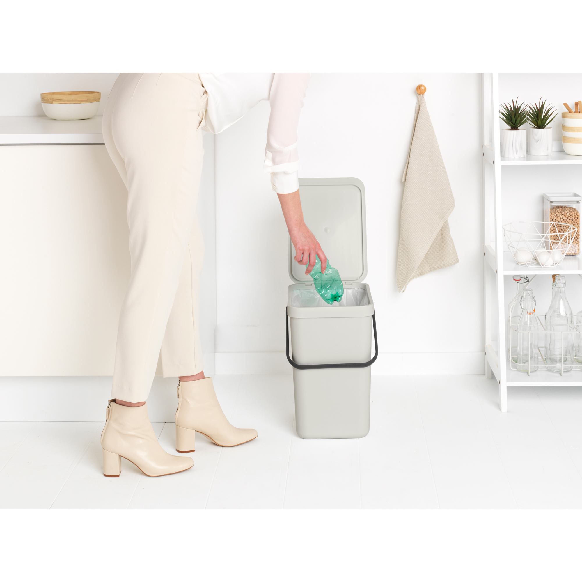 https://admins.leno.lv/storage/media/16765/Sort-&-Go-Waste-Bin,-25L---Light-Grey---8710755214400-Brabantia_300dpi_2000x2000px_9_NR-25831.JPG