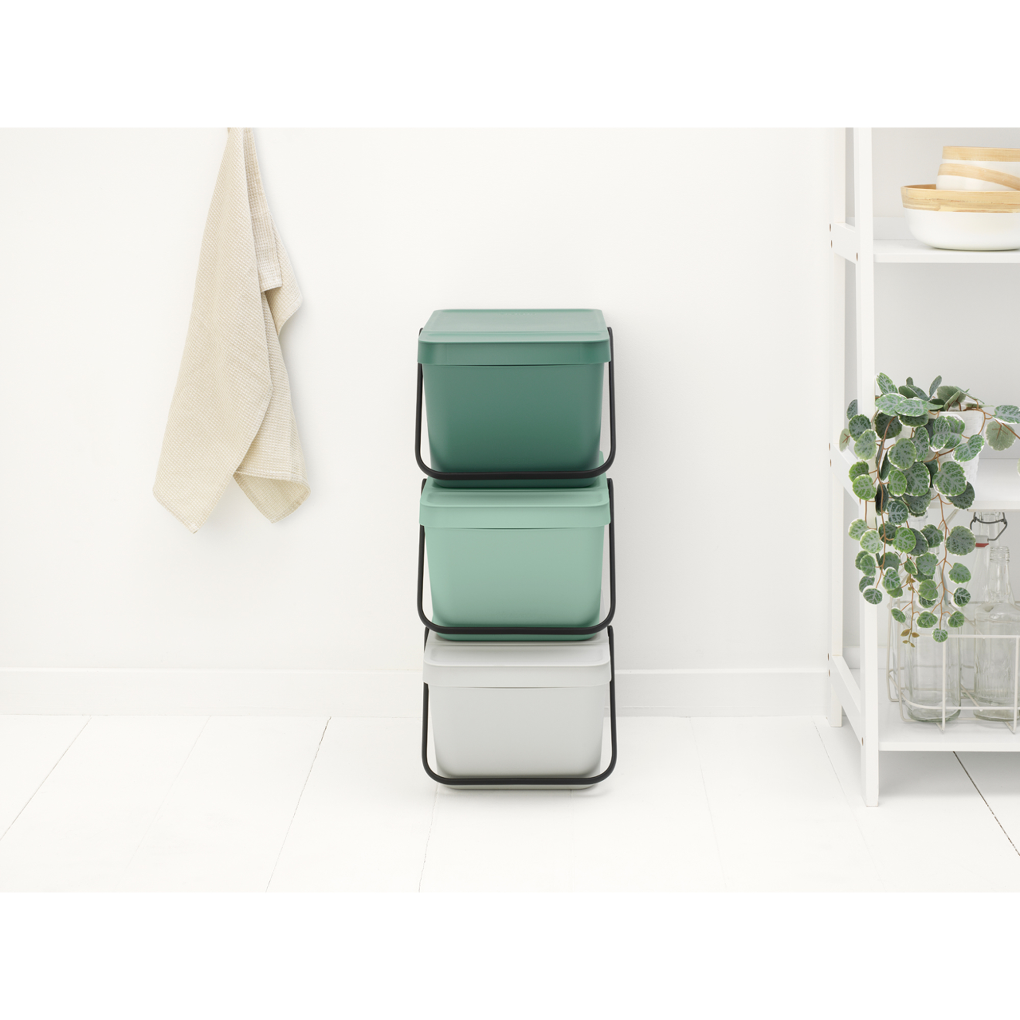 https://admins.leno.lv/storage/media/16788/Group-Shot---Sort-&-Go-Stackable-Recycle-Bin---Fir-Green-+-Jade-Green-+-Light-Grey_300dpi_2000x2000px_9_NR-28631.JPG