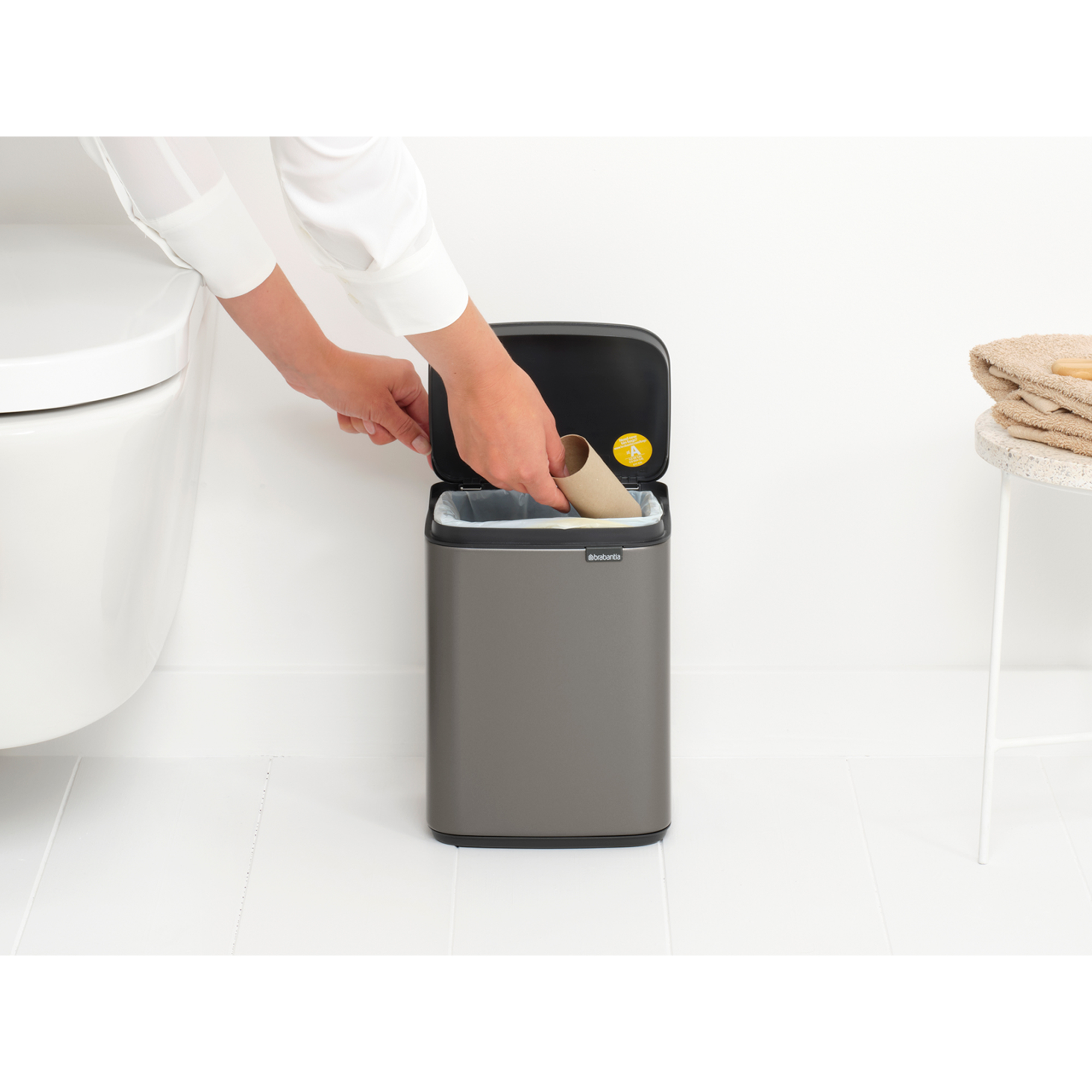 https://admins.leno.lv/storage/media/16832/Bo-Waste-Bin,-4L---Platinum---8710755222504-Brabantia_300dpi_2000x2000px_9_NR-30303.JPG