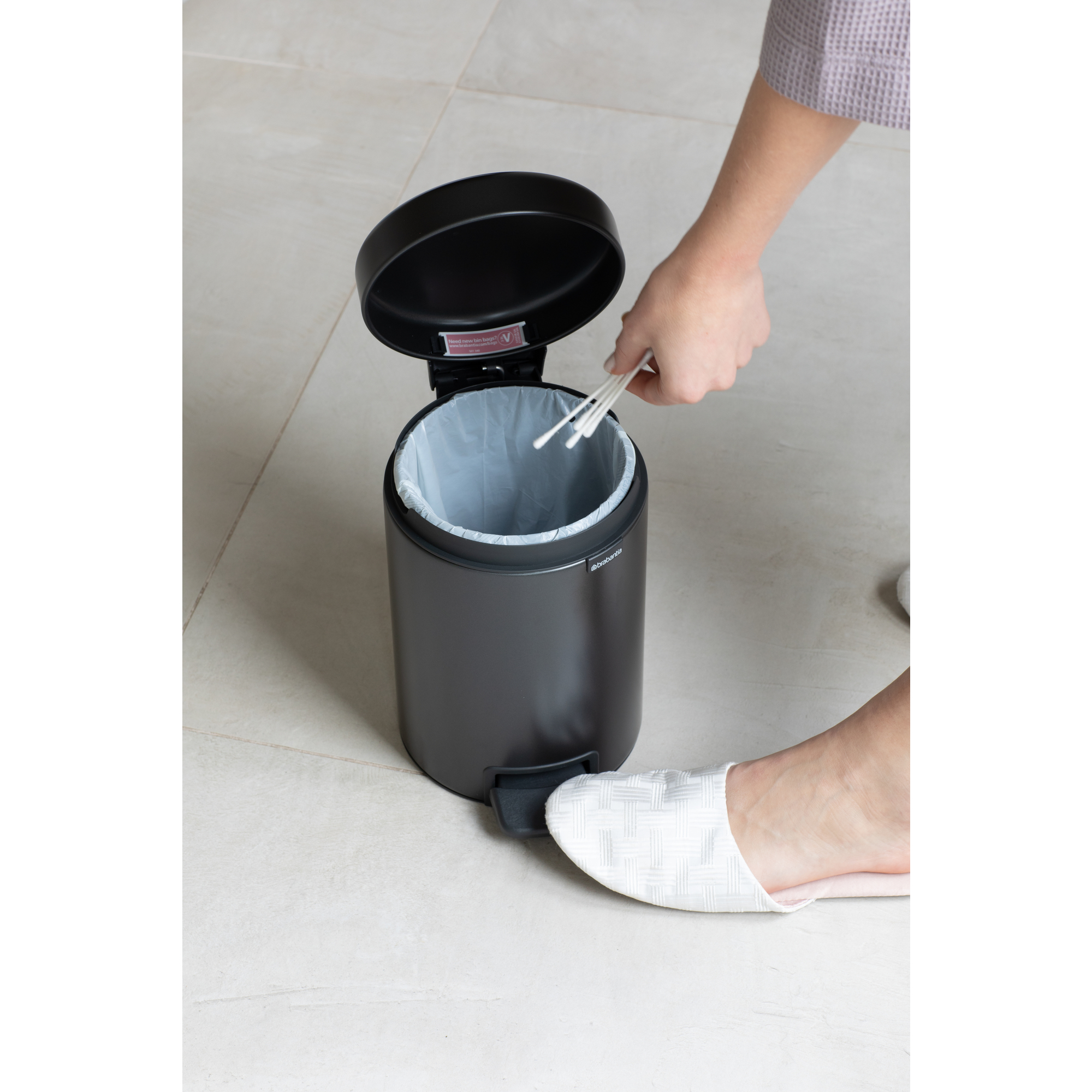 https://admins.leno.lv/storage/media/16845/NewIcon-Pedal-Bin,-3L---Confident-Grey---8710755233449-Brabantia_96dpi_2000x2000px_9_NR-36151.JPG