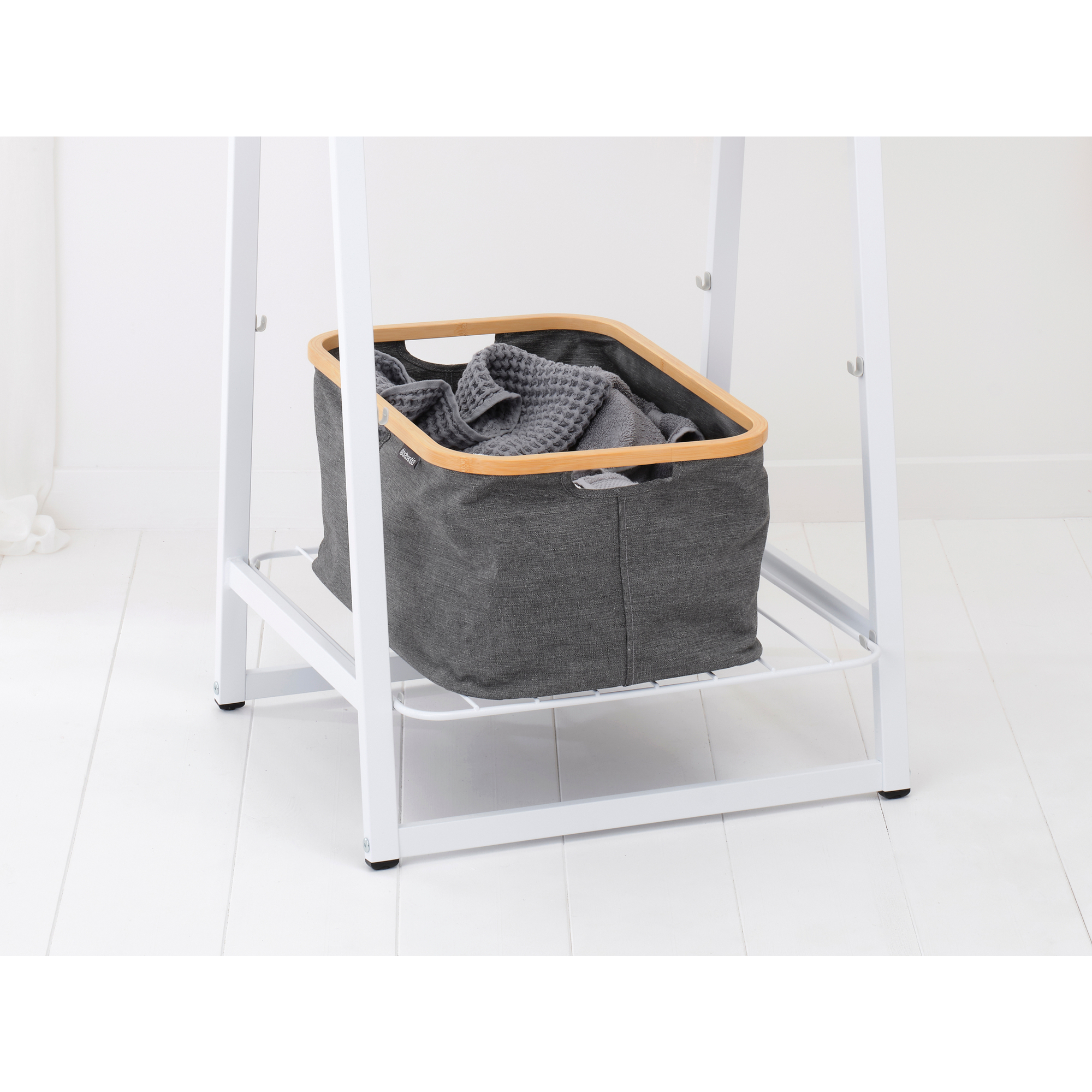 https://admins.leno.lv/storage/media/17061/Foldable-Laundry-Basket,-40L---Pepper-Black---8710755232725-Brabantia_96dpi_2000x2000px_9_NR-35350.JPG