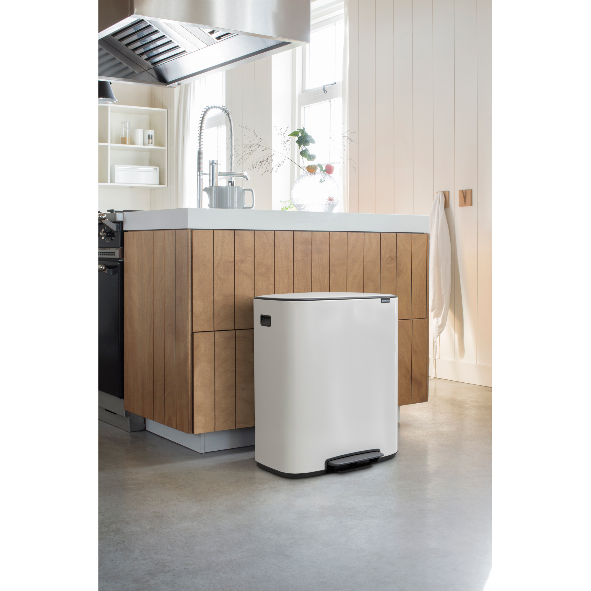 https://admins.leno.lv/storage/media/17241/Bo-Pedal-Bin,-2-x-30L---White---8710755211447-Brabantia_300dpi_2000x2000px_9_NR-17160.JPG
