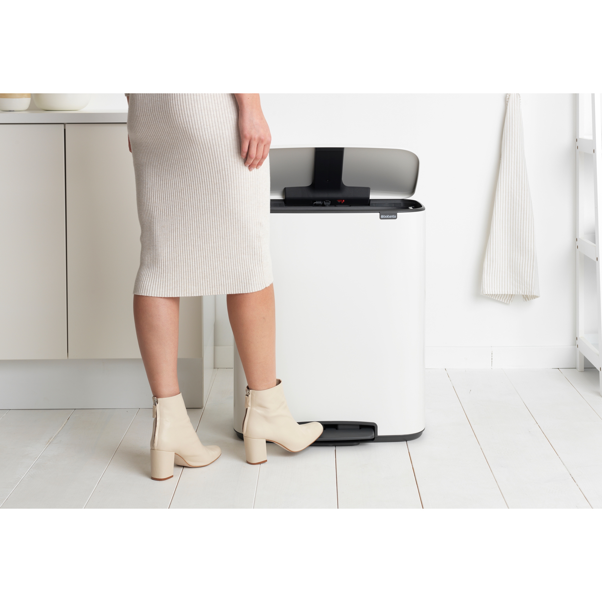 https://admins.leno.lv/storage/media/17244/Bo-Pedal-Bin,-2-x-30L---White---8710755211447-Brabantia_300dpi_2000x2000px_9_NR-17086.JPG