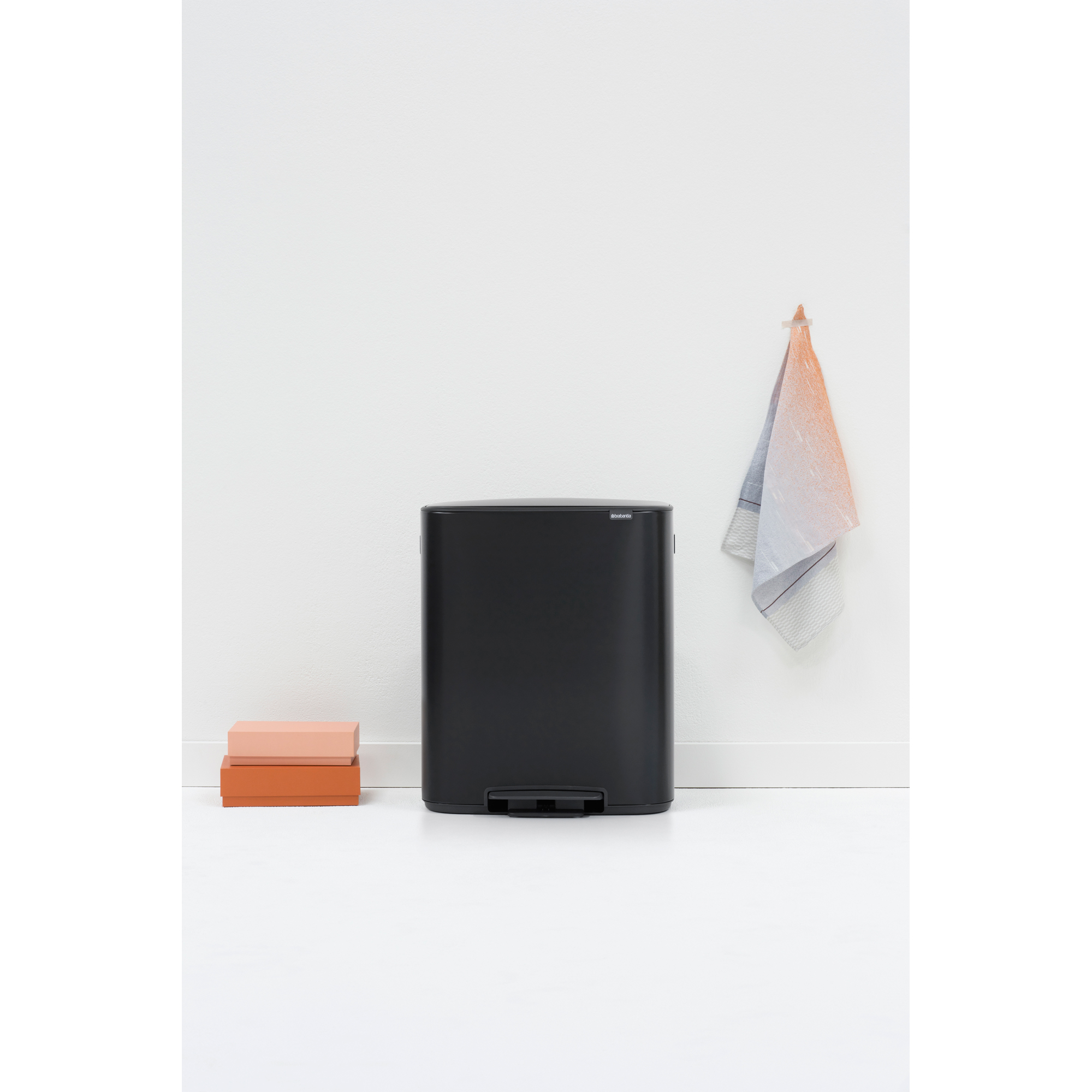 https://admins.leno.lv/storage/media/17254/Bo-Pedal-Bin,-2-x-30L---Matt-Black---8710755211508-Brabantia_300dpi_2000x2000px_9_NR-17171.JPG