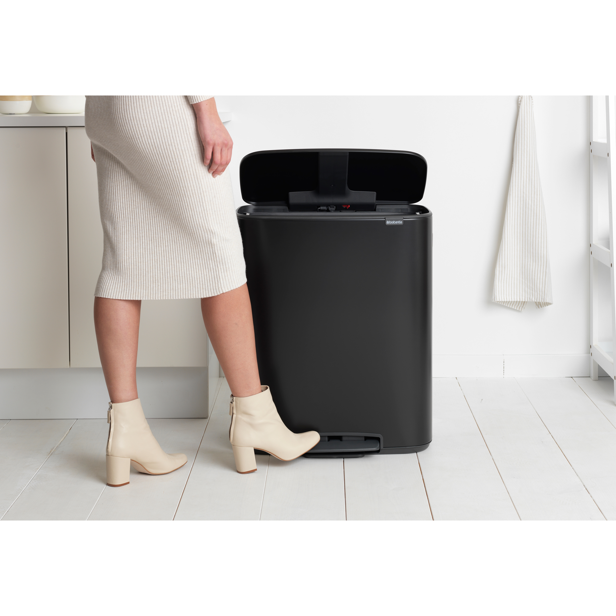 https://admins.leno.lv/storage/media/17262/Bo-Pedal-Bin,-2-x-30L---Matt-Black---8710755211508-Brabantia_300dpi_2000x2000px_9_NR-17102.JPG