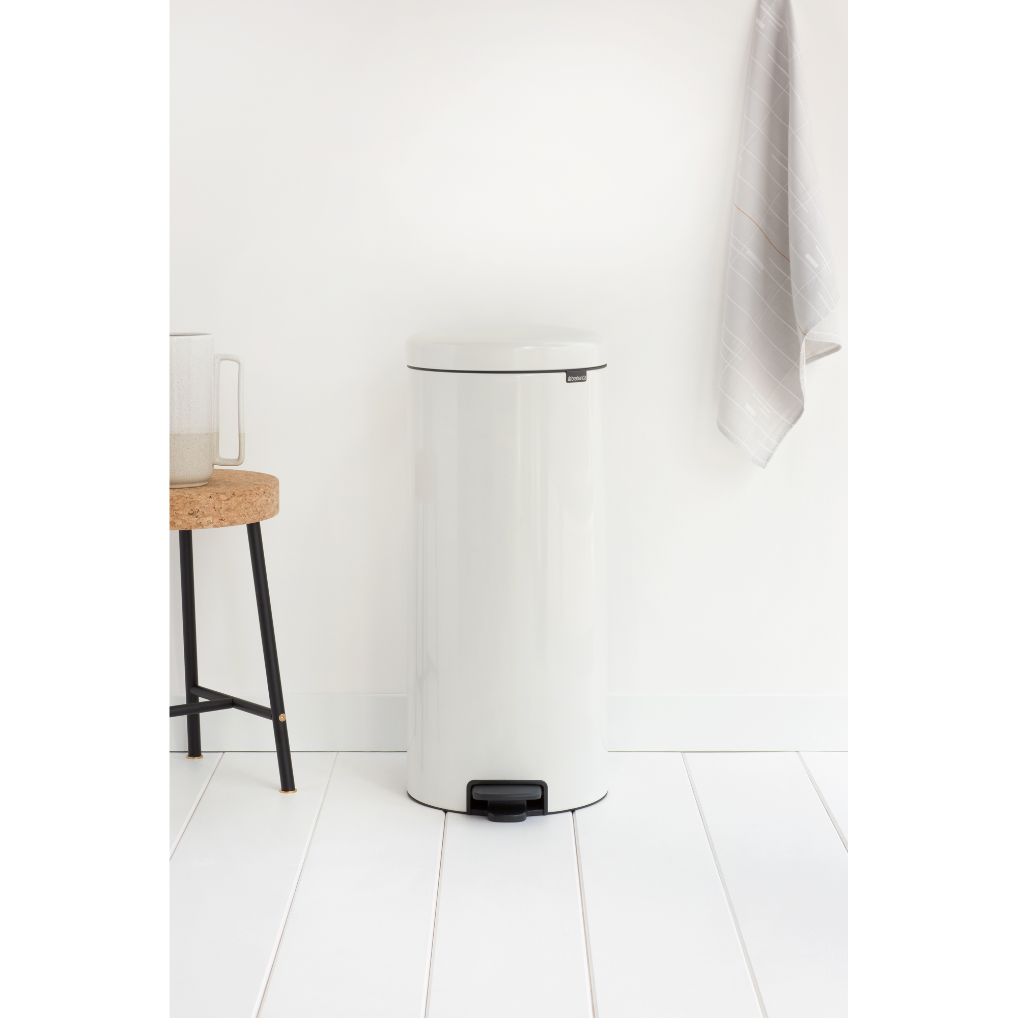 https://admins.leno.lv/storage/media/17270/111785-114748-Pedal-Bin-New-Icon-30L-White-Mood-01_300dpi_2000x2000px_9_NR-2773.JPG