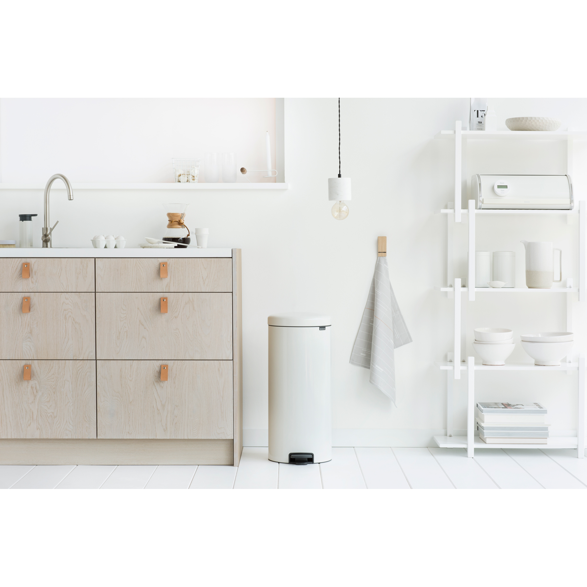 https://admins.leno.lv/storage/media/17271/111785-114748-Pedal-Bin-New-Icon-30L-White-Mood-03_300dpi_2000x2000px_9_NR-2775.JPG