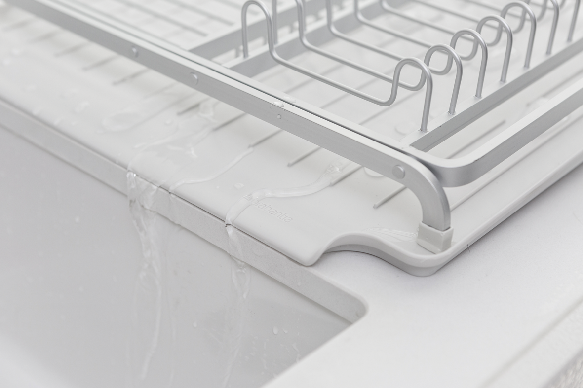 https://admins.leno.lv/storage/media/3420/dish_drying_rack_-_light_grey_-_8710755117428_brabantia_300dpi_1181x787px_x_nr-12627.png