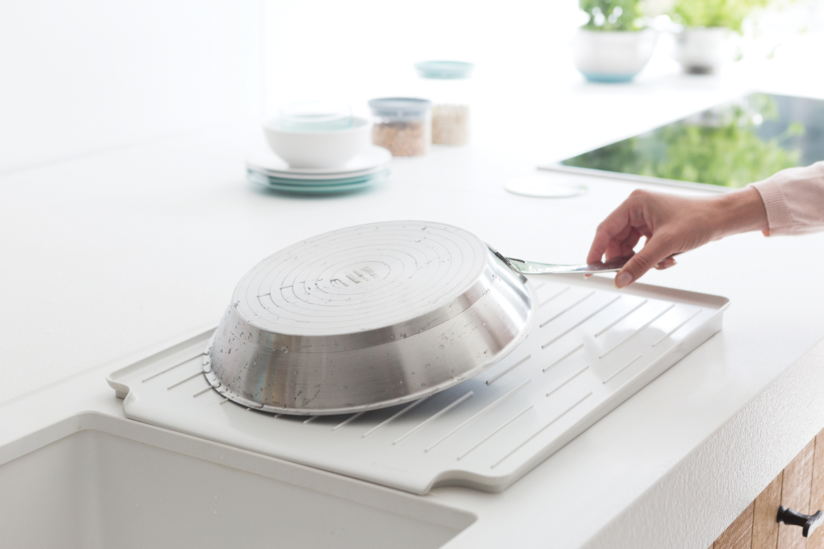https://admins.leno.lv/storage/media/3423/dish_drying_rack_-_light_grey_-_8710755117428_brabantia_300dpi_1181x787px_x_nr-12625.png