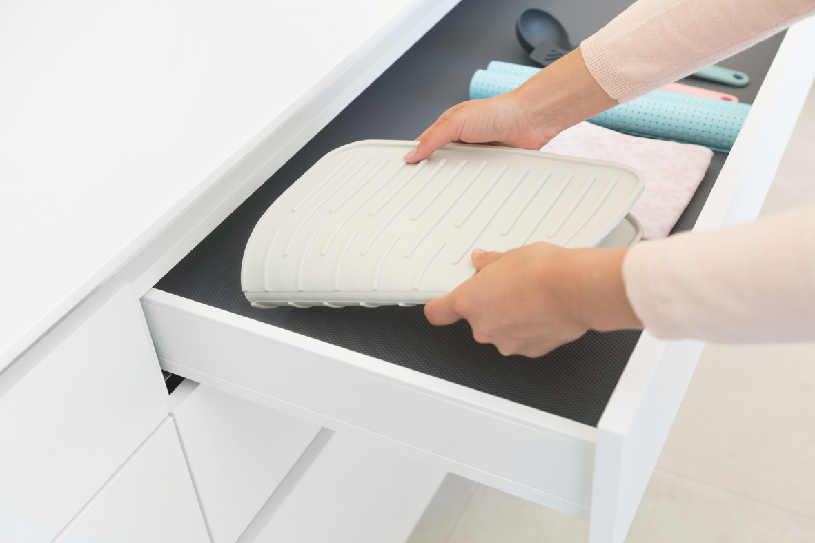 BRABANTIA Silikona trauku žāvēšanas paliktnis, light grey