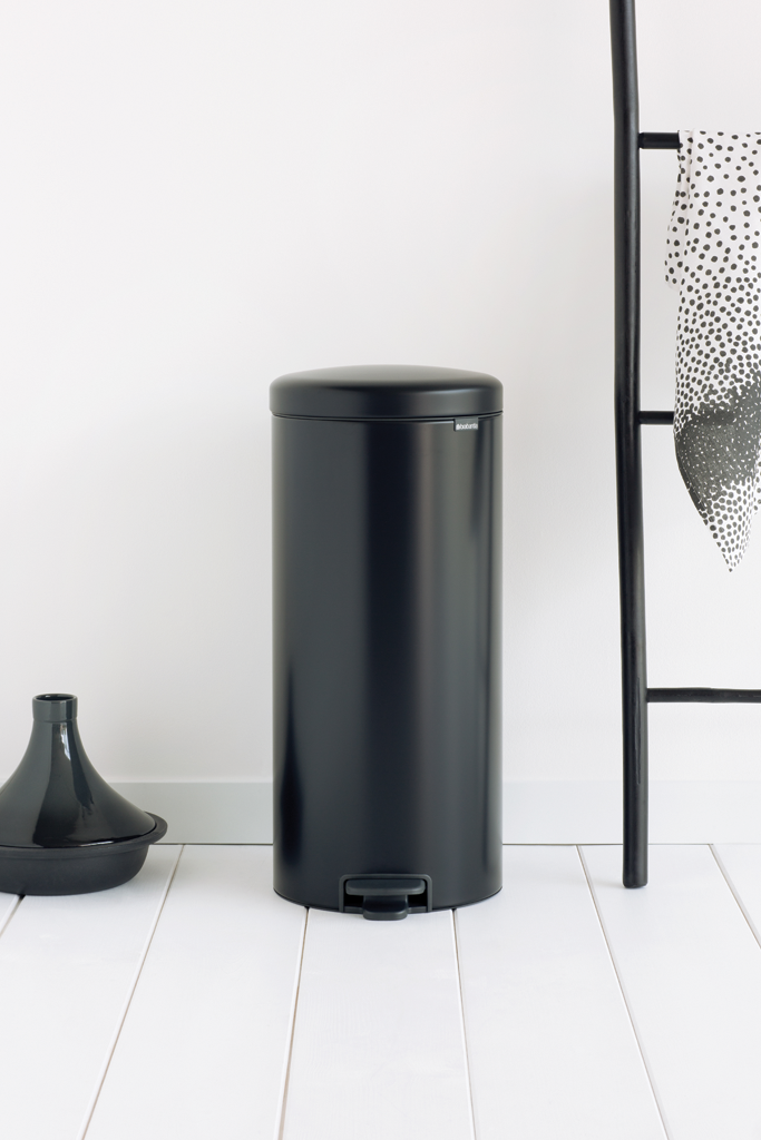 https://admins.leno.lv/storage/media/3616/pedal_bin_newicon,_30l_-_matt_black_-_8710755114540_brabantia_72dpi_683x1024px_x_nr-2911.png