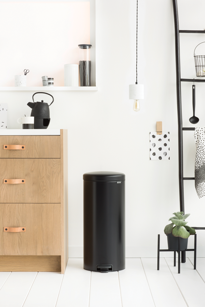 https://admins.leno.lv/storage/media/3617/pedal_bin_newicon,_30l_-_matt_black_-_8710755114540_brabantia_72dpi_683x1024px_x_nr-2912.png