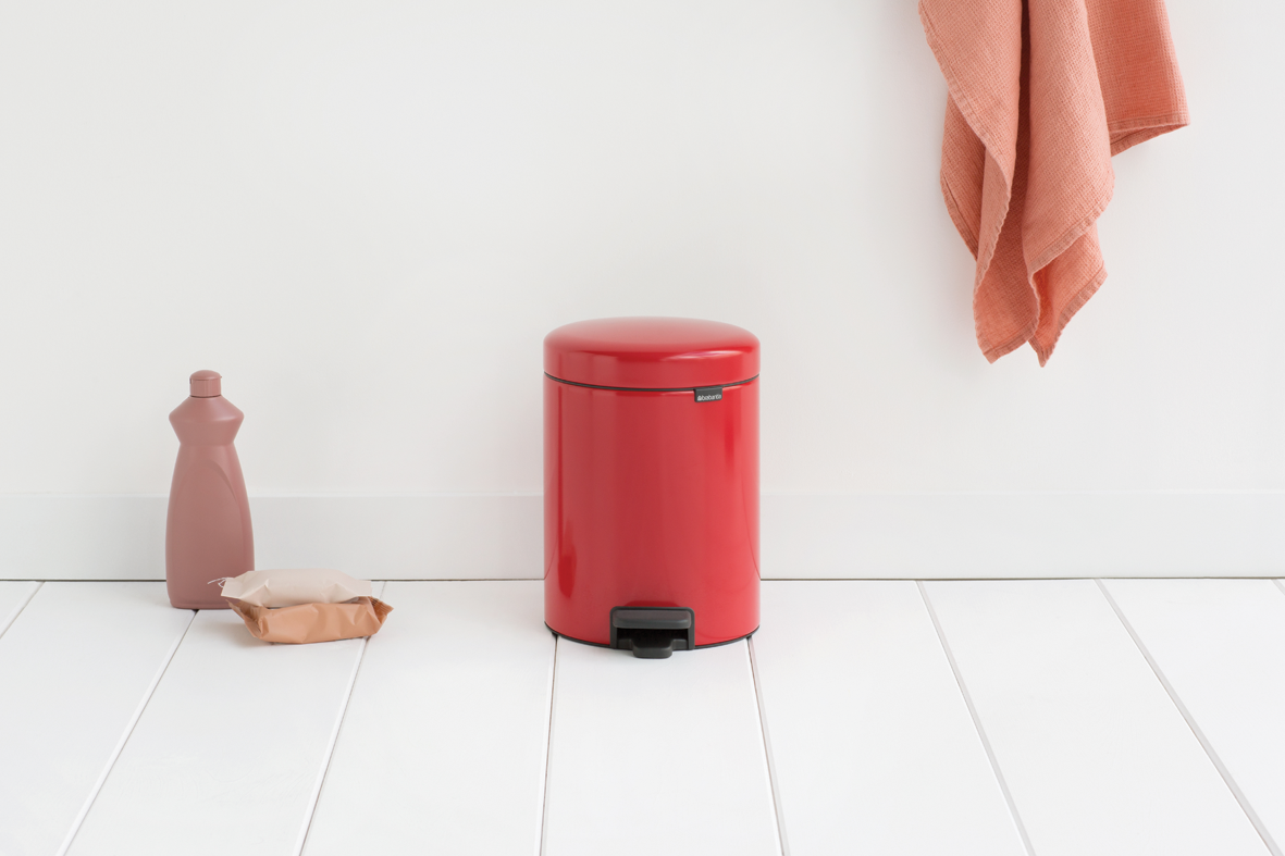 https://admins.leno.lv/storage/media/3626/pedal_bin_newicon,_5l_-_passion_red_-_8710755112089_brabantia_300dpi_1181x787px_x_nr-2819.png