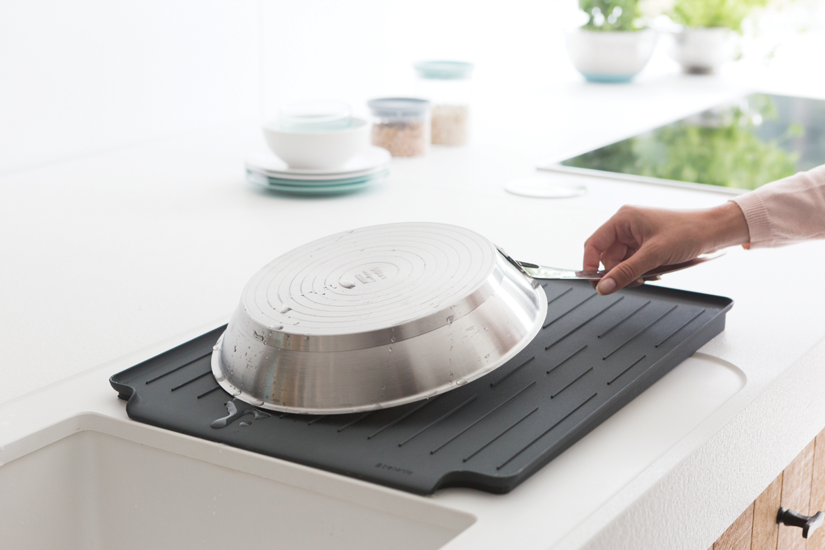 https://admins.leno.lv/storage/media/3710/dish_drying_rack_-_dark_grey_-_8710755117404_brabantia_300dpi_1181x787px_x_nr-12617.png