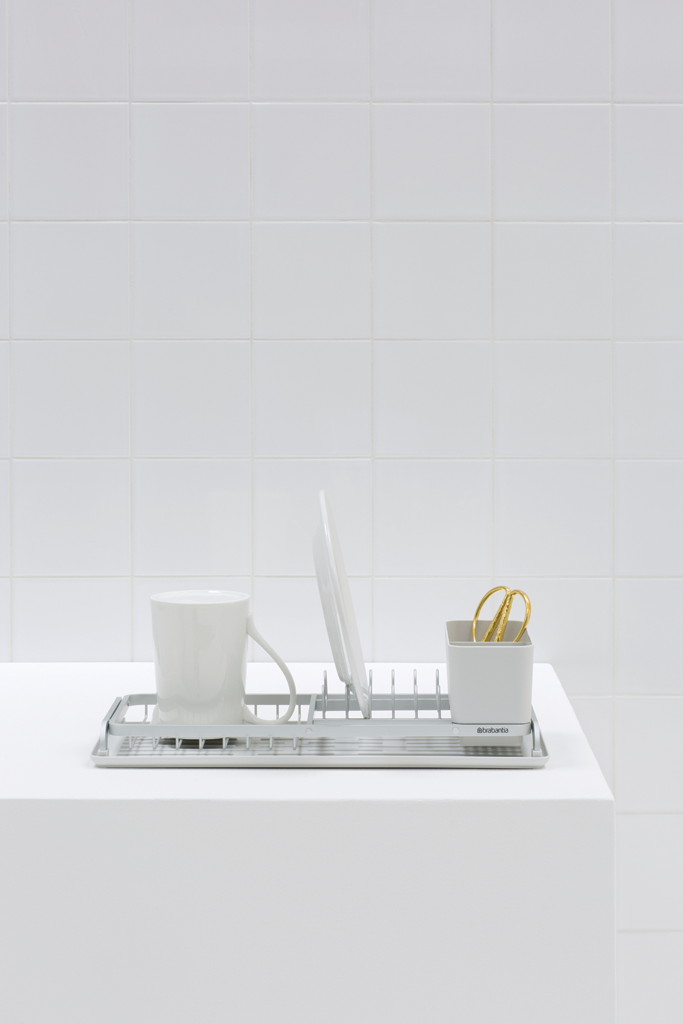 https://admins.leno.lv/storage/media/3715/compact_dish_drying_rack_-_light_grey_-_8710755117282_brabantia_72dpi_683x1024px_x_nr-12484.png