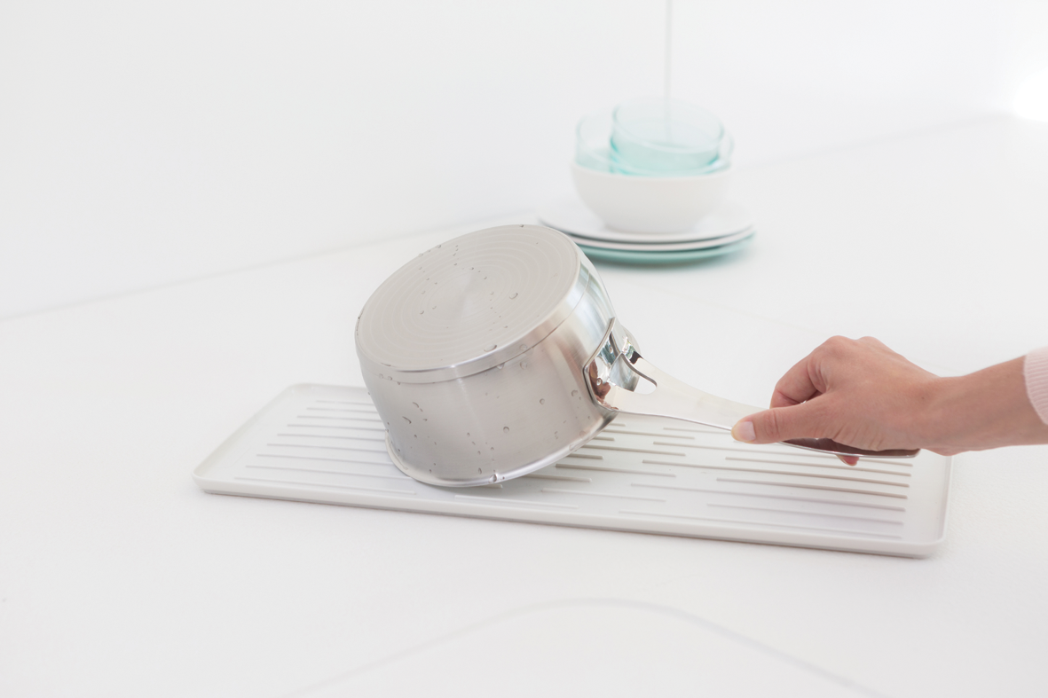 https://admins.leno.lv/storage/media/3723/compact_dish_drying_rack_-_light_grey_-_8710755117282_brabantia_300dpi_1181x787px_x_nr-12610.png