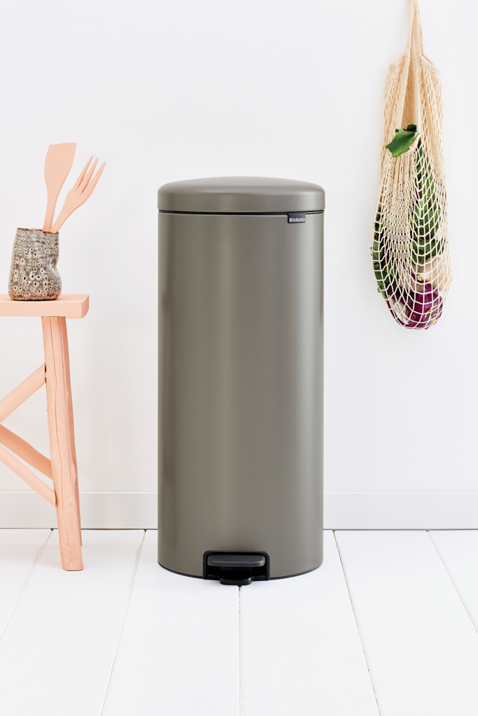 https://admins.leno.lv/storage/media/3919/pedal_bin_newicon,_30l_-_platinum_-_8710755114441_brabantia_72dpi_683x1024px_x_nr-8795.png