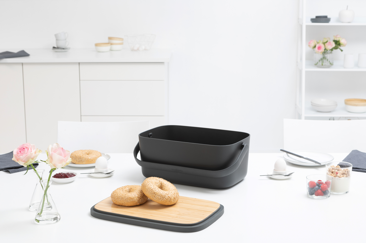 https://admins.leno.lv/storage/media/4012/nic_bread_bin_-_dark_grey_-_8710755128264_brabantia_96dpi_1280x853px_x_nr-17377.png