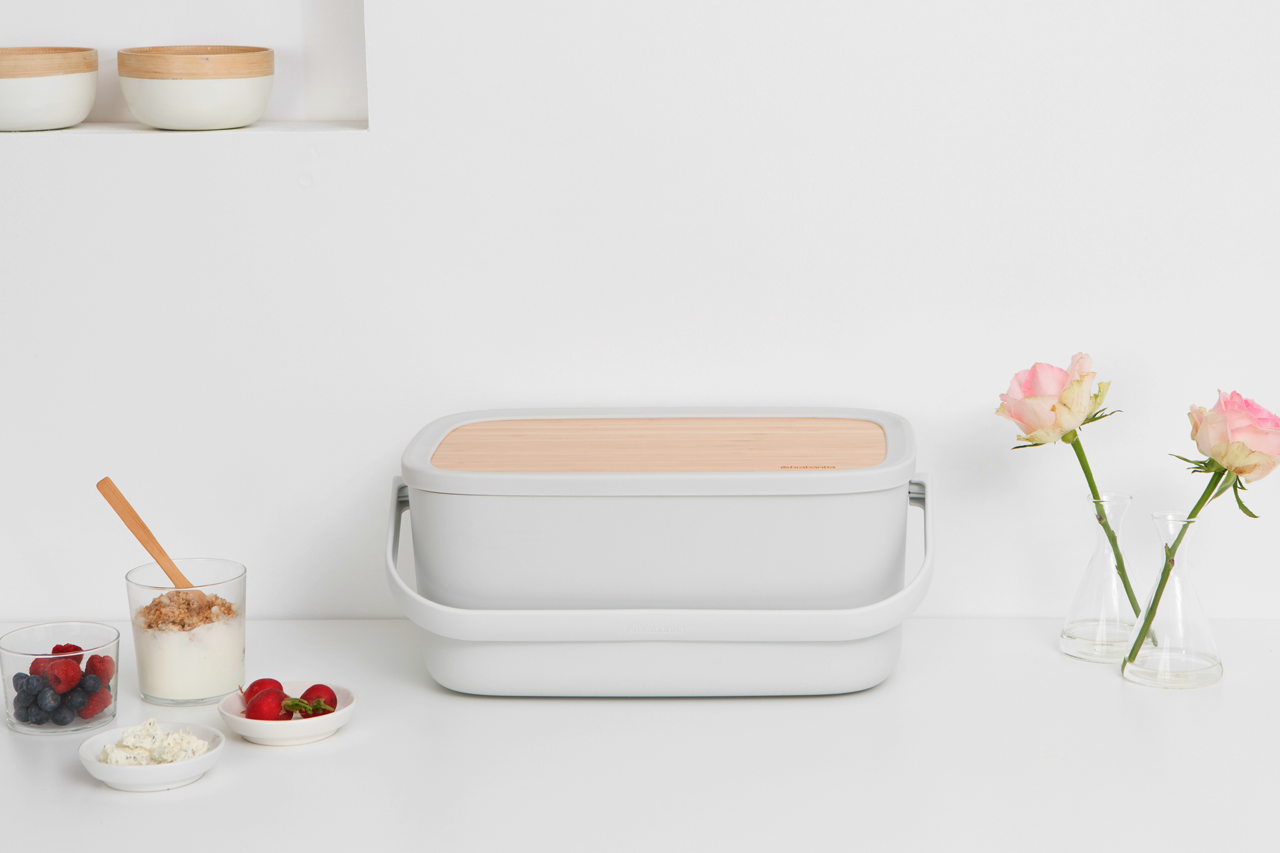 https://admins.leno.lv/storage/media/4024/nic_bread_bin_-_light_grey_-_8710755128288_brabantia_96dpi_1280x853px_x_nr-17408.png