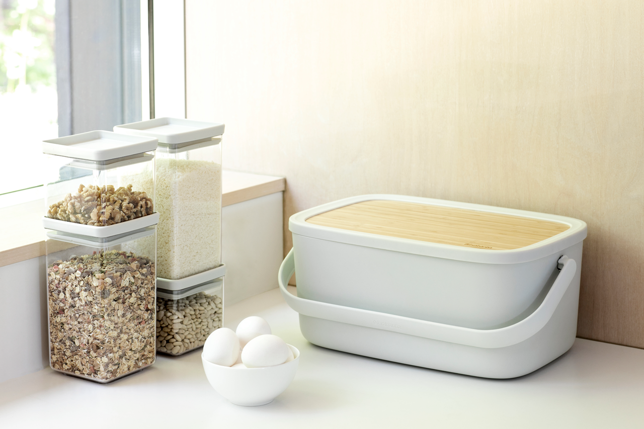 https://admins.leno.lv/storage/media/4025/nic_bread_bin_-_light_grey_-_8710755128288_brabantia_96dpi_1280x853px_x_nr-17394.png
