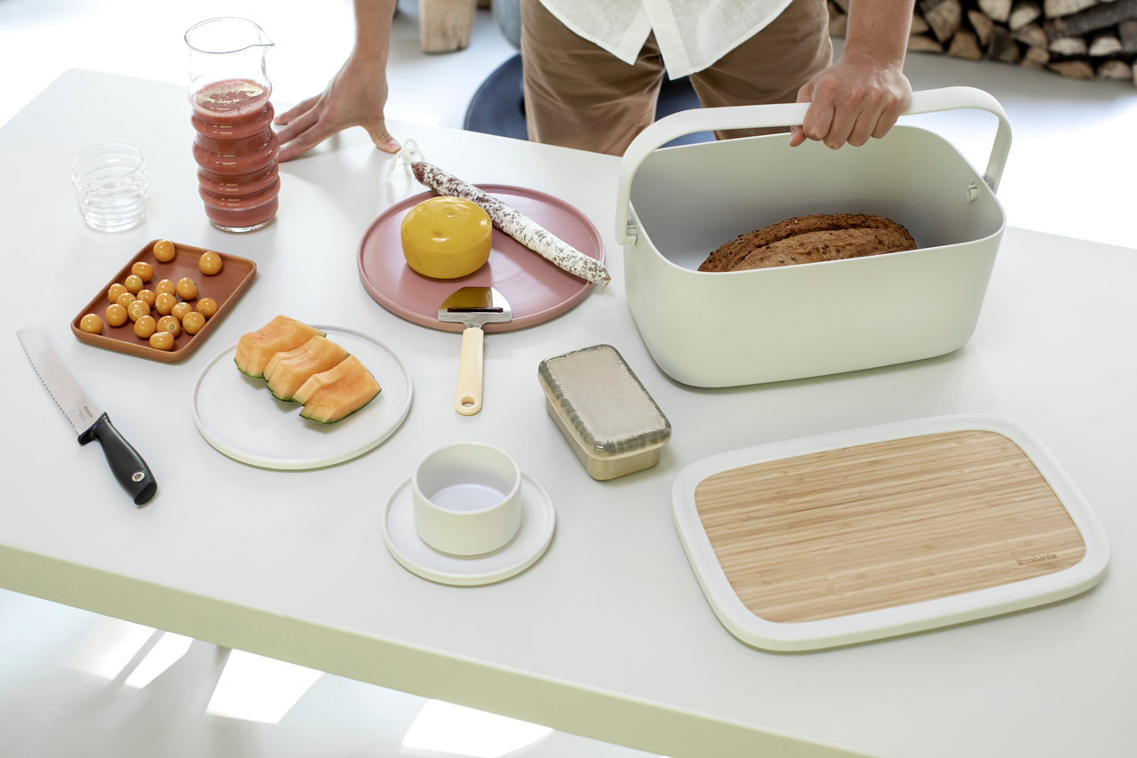https://admins.leno.lv/storage/media/4026/nic_bread_bin_-_light_grey_-_8710755128288_brabantia_96dpi_1280x853px_x_nr-17395.png
