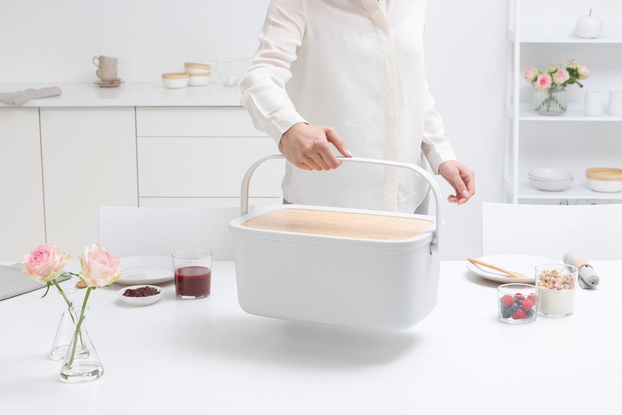 https://admins.leno.lv/storage/media/4027/nic_bread_bin_-_light_grey_-_8710755128288_brabantia_96dpi_1280x853px_x_nr-17398.png