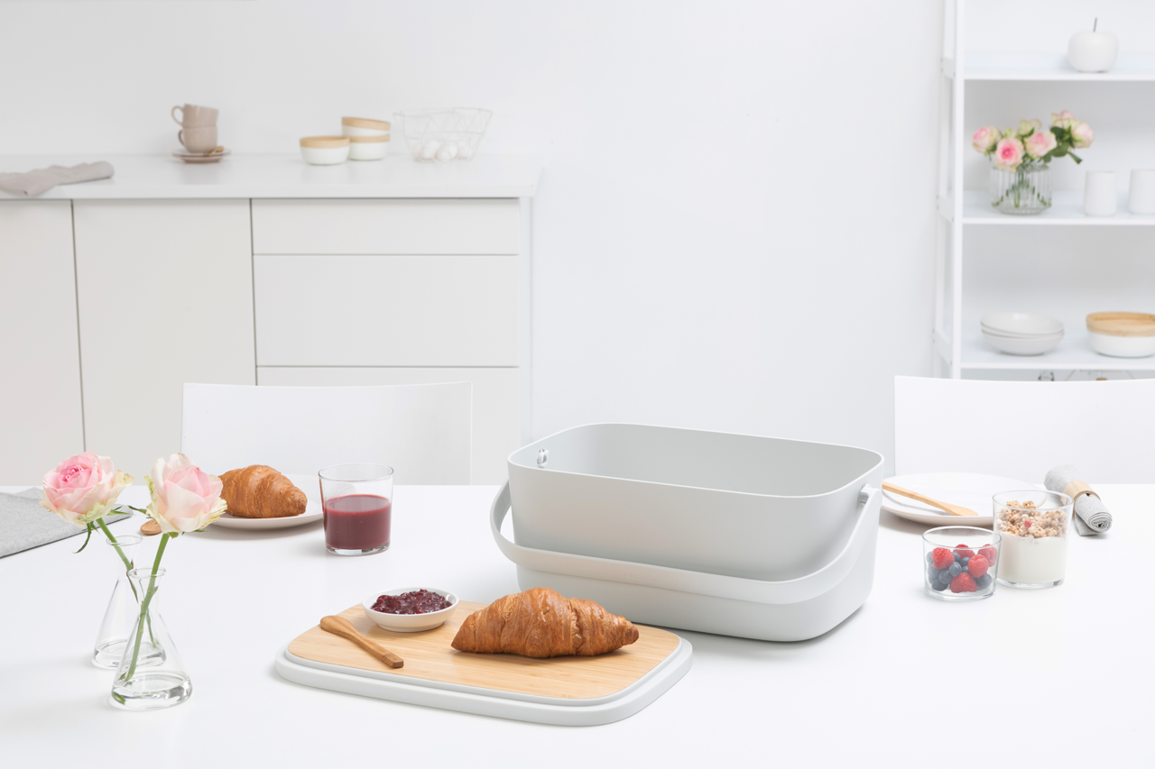 https://admins.leno.lv/storage/media/4028/nic_bread_bin_-_light_grey_-_8710755128288_brabantia_96dpi_1280x853px_x_nr-17400.png