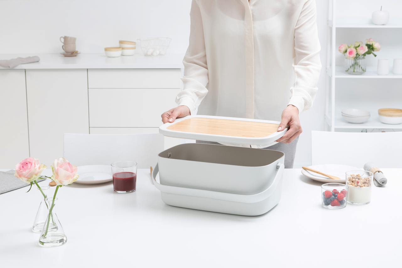 https://admins.leno.lv/storage/media/4029/nic_bread_bin_-_light_grey_-_8710755128288_brabantia_96dpi_1280x853px_x_nr-17401.png