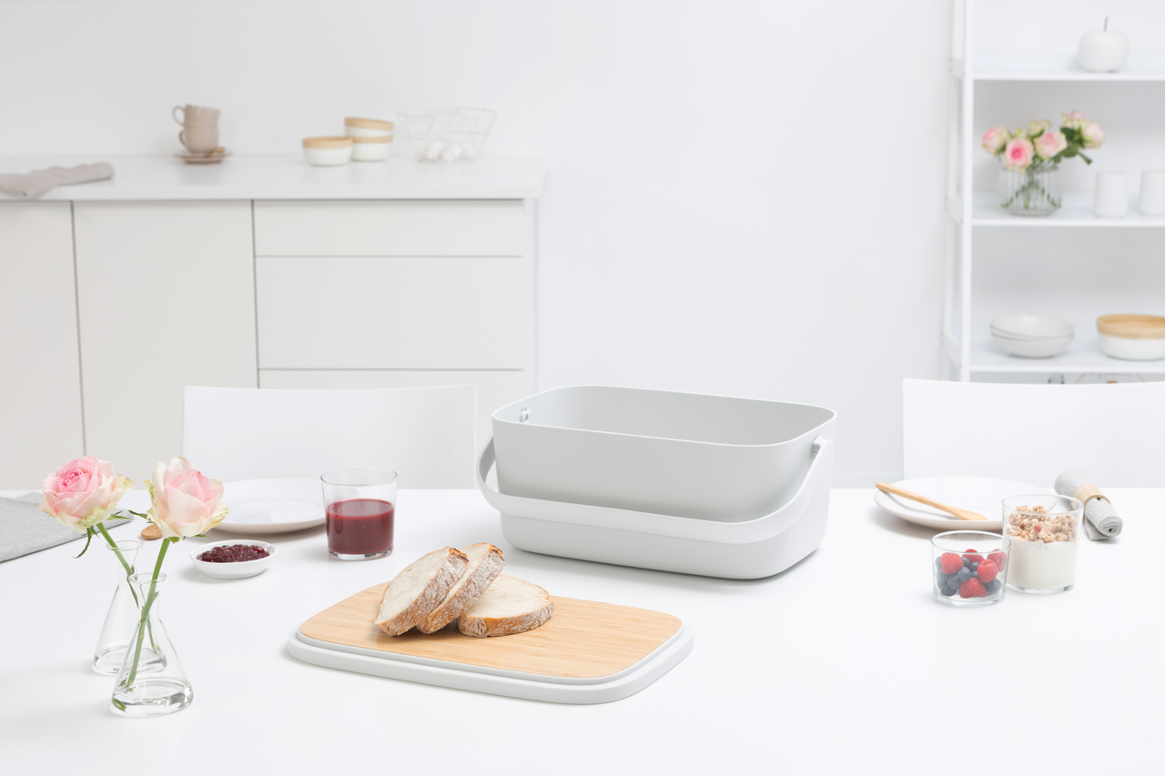https://admins.leno.lv/storage/media/4030/nic_bread_bin_-_light_grey_-_8710755128288_brabantia_96dpi_1280x853px_x_nr-17402.png
