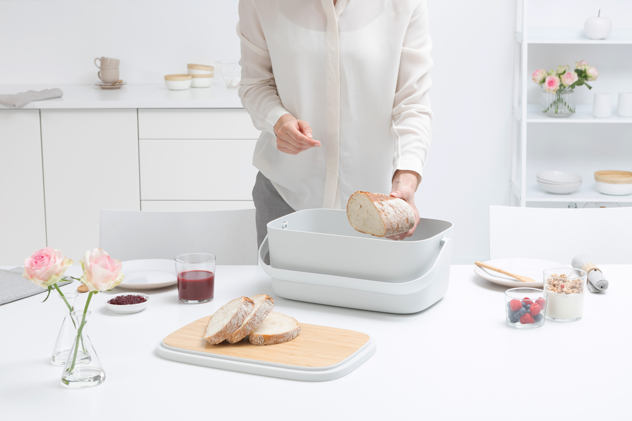 https://admins.leno.lv/storage/media/4031/nic_bread_bin_-_light_grey_-_8710755128288_brabantia_96dpi_1280x853px_x_nr-17403.png
