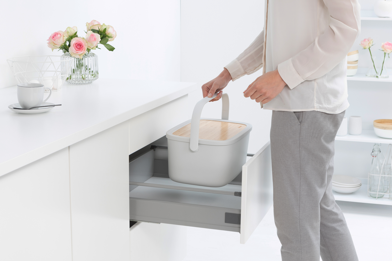 https://admins.leno.lv/storage/media/4035/nic_bread_bin_-_light_grey_-_8710755128288_brabantia_96dpi_1280x853px_x_nr-17407.png