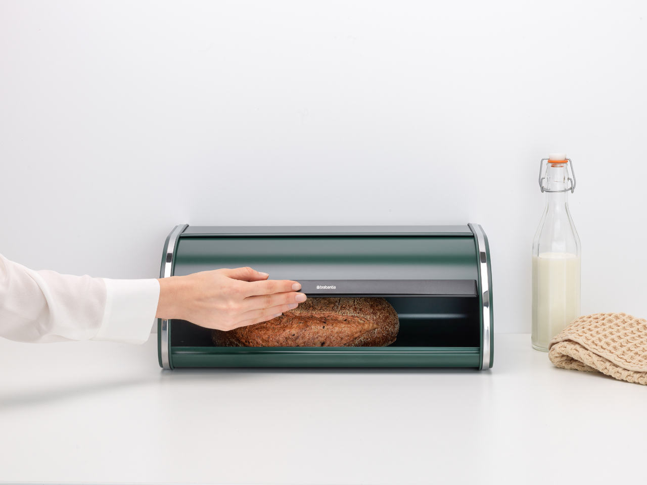 https://admins.leno.lv/storage/media/4421/roll_top_bread_bin_-_pine_green_-_8710755304767_brabantia_96dpi_1280x960px_x_nr-21111.png