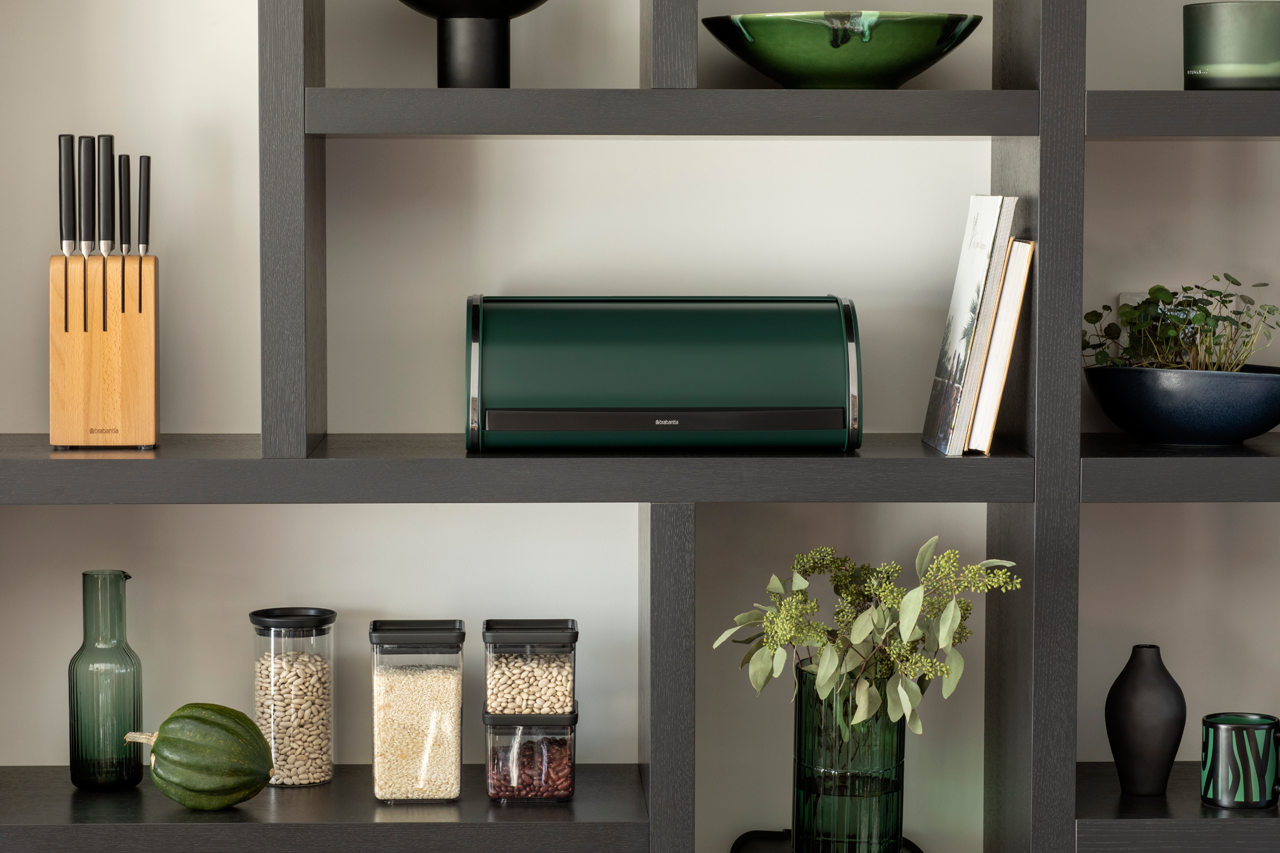 https://admins.leno.lv/storage/media/4424/roll_top_bread_bin_-_pine_green_-_8710755304767_brabantia_96dpi_1280x853px_x_nr-20406.png