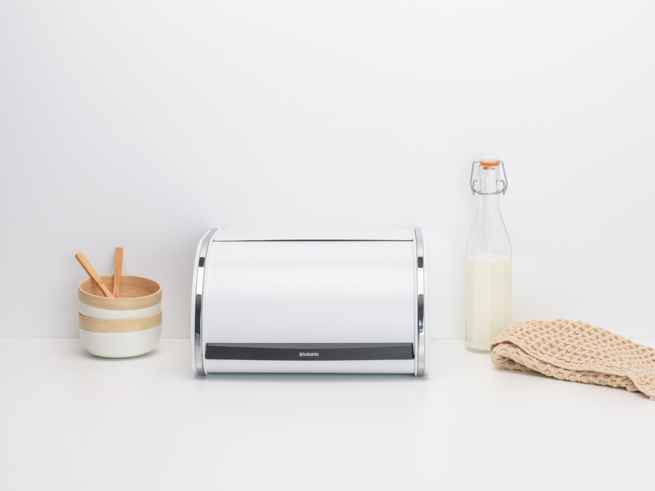 https://admins.leno.lv/storage/media/4430/roll_top_bread_bin,_medium_-_white_-_8710755306044_brabantia_96dpi_1280x960px_x_nr-21171.png