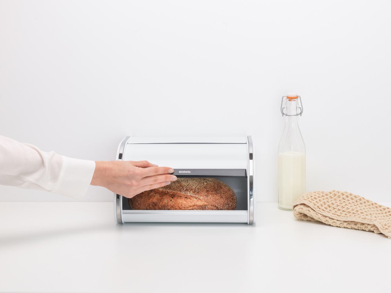 https://admins.leno.lv/storage/media/4431/roll_top_bread_bin,_medium_-_white_-_8710755306044_brabantia_96dpi_1280x960px_x_nr-21172.png