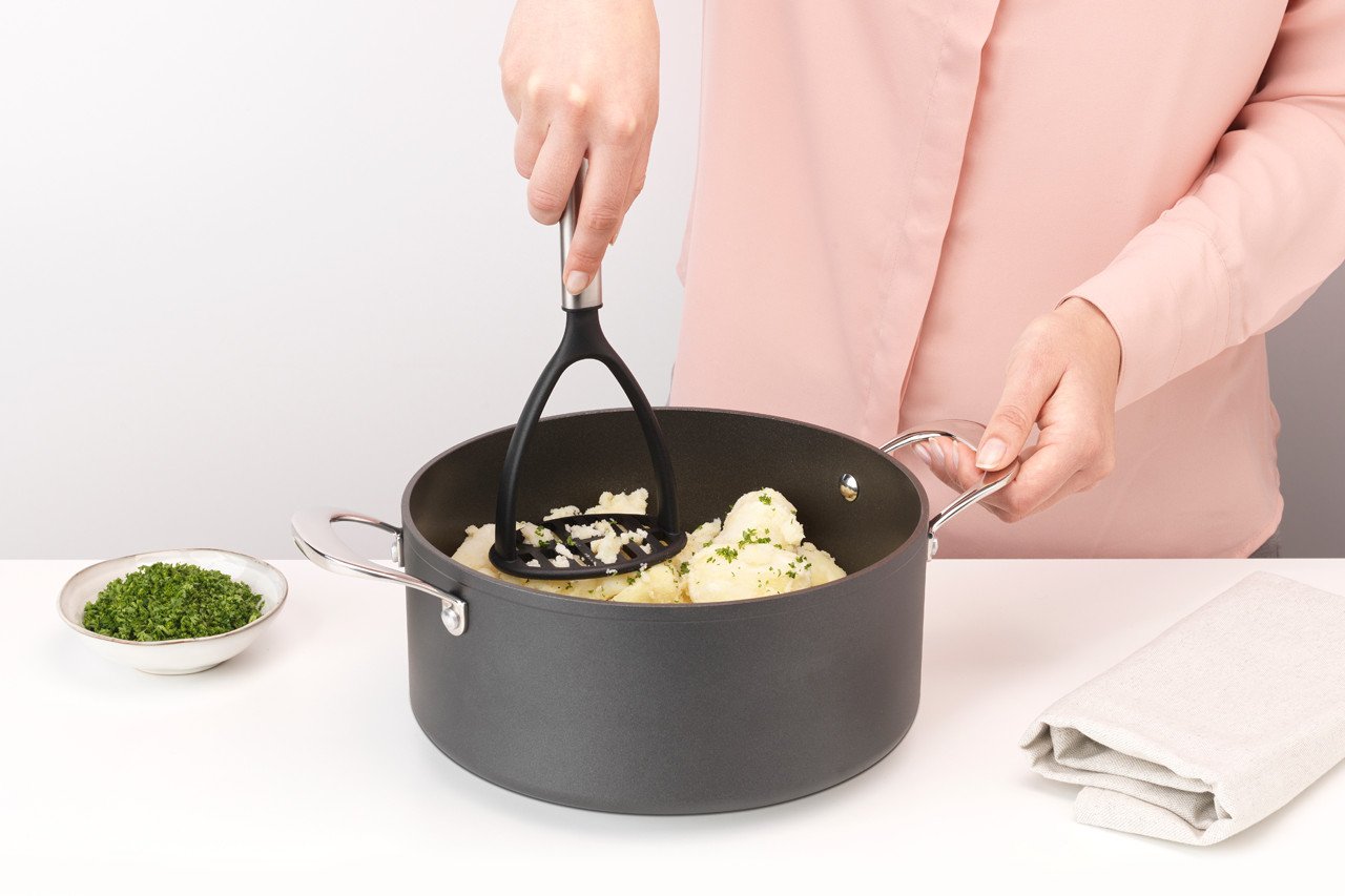 https://admins.leno.lv/storage/media/4681/potato_masher,_non-stick_-_profile_-_8710755250507_brabantia_96dpi_1280x853px_x_nr-19708.png