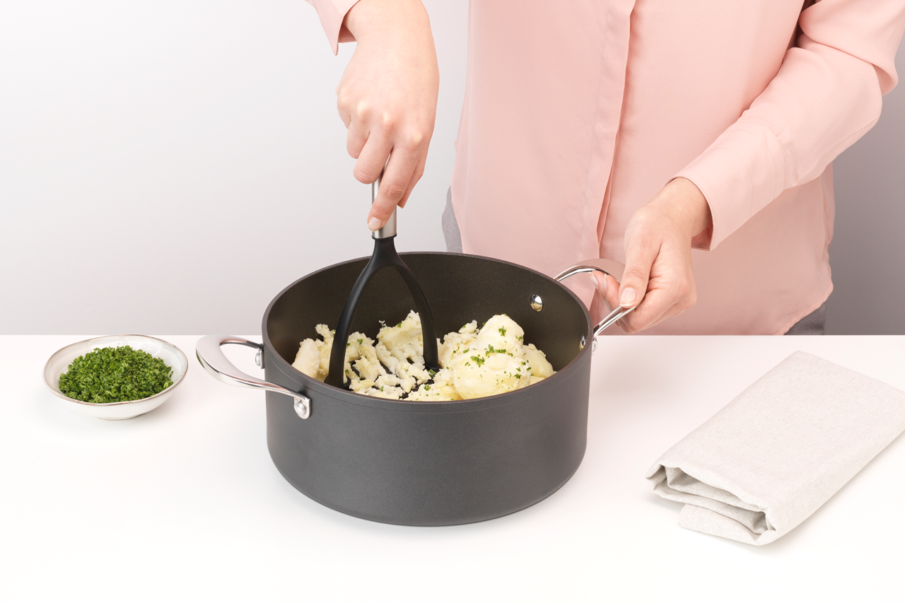 https://admins.leno.lv/storage/media/4682/potato_masher,_non-stick_-_profile_-_8710755250507_brabantia_96dpi_1280x853px_x_nr-19709.png