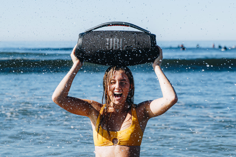 https://admins.leno.lv/storage/media/8791/jbl_boombox_3_beach_woman_splash_1.jpg